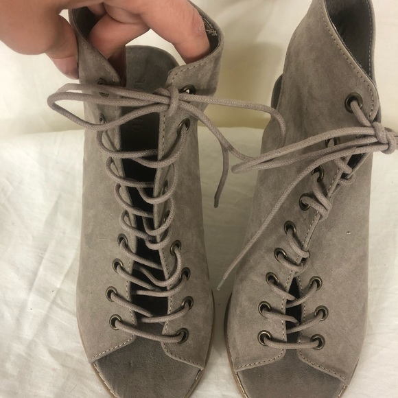 Torrid lace up cut open heel ankle boots size 9W - Picture 4 of 7